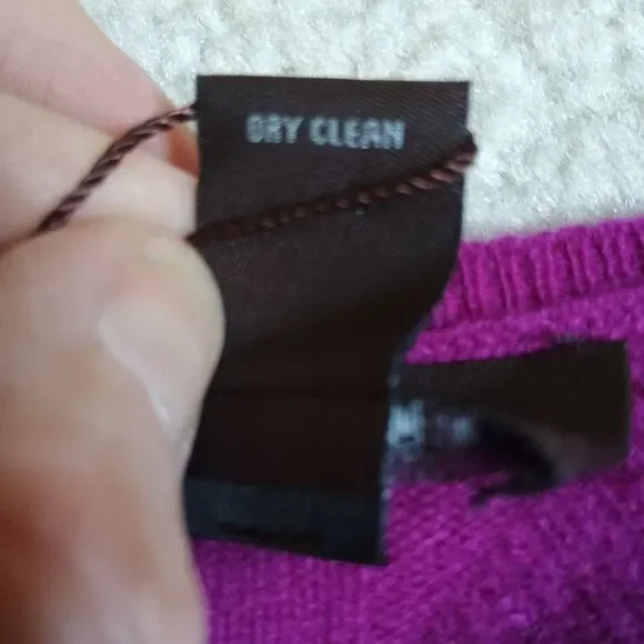 NWT Fenn Wright Manson 100% 2-Ply Cashmere Sweater V Neck Sz S Magenta Luxury - Picture 10 of 10